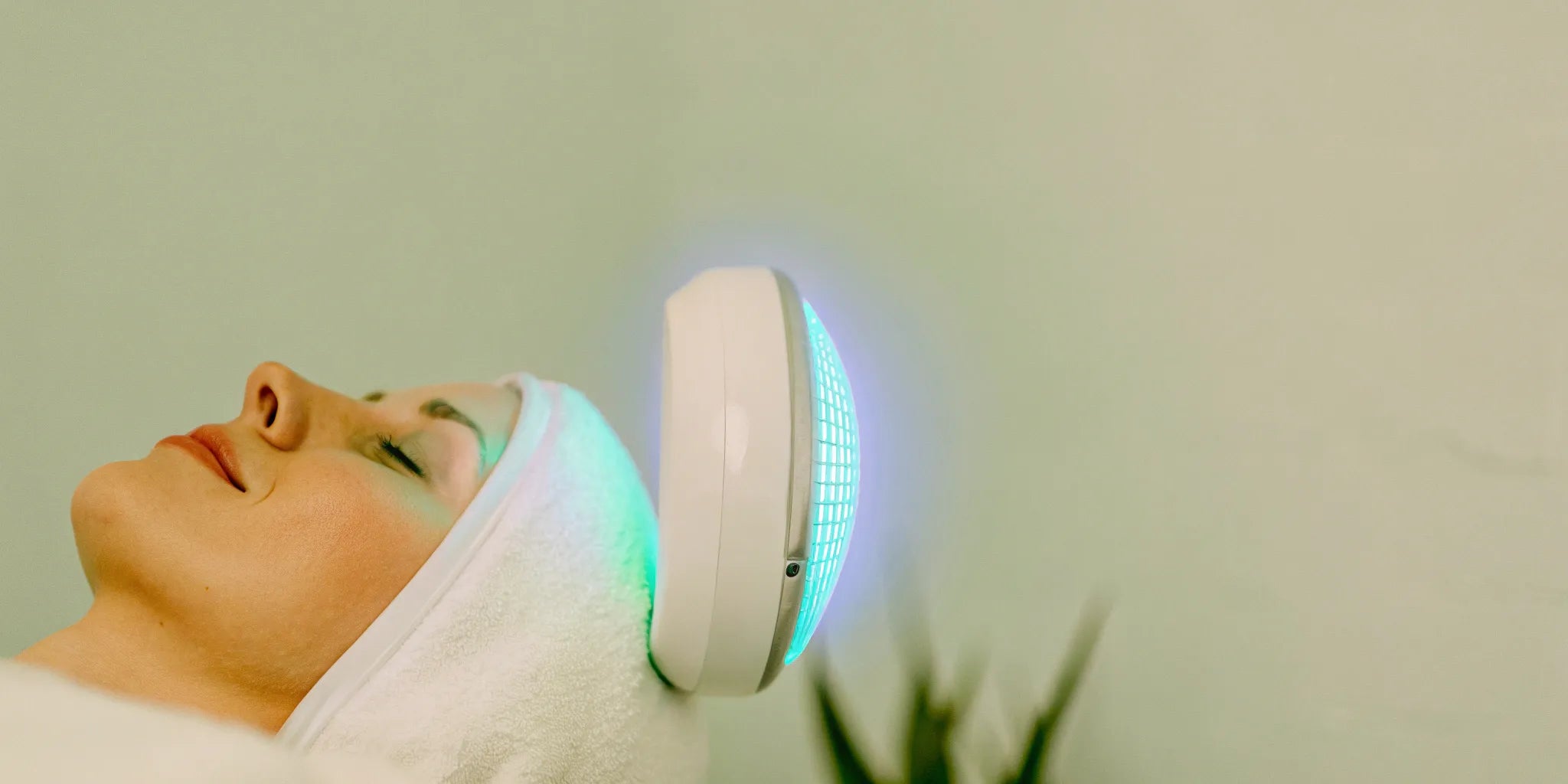 LED light therapy mask targeting dark spots.